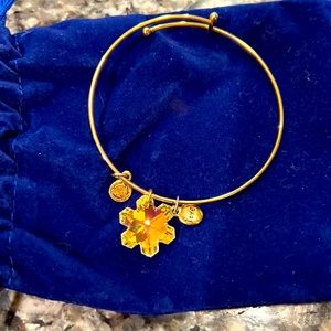 Crystal snowflake bracelet, gold tone